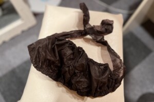 ブラは後ろで縛るタイプです